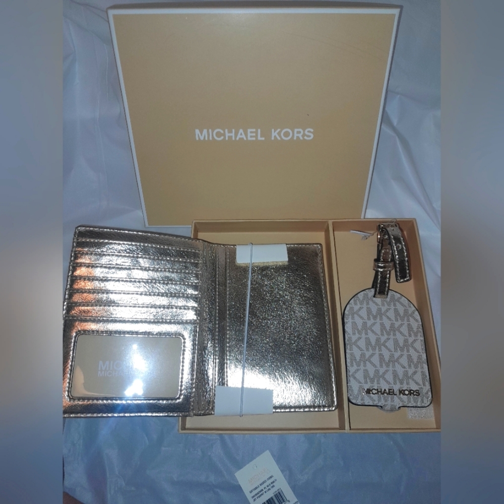 New Michael Kors Sign. Passport & Luggage Tag Gift Set In Gold Multi NWT